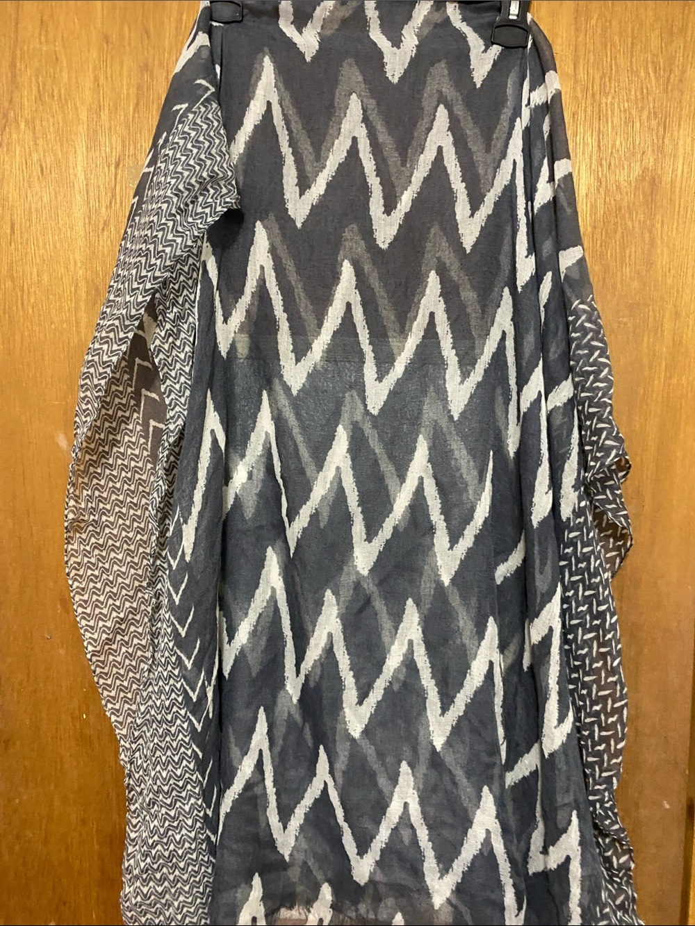 Women’s gray and White Patterned Long scarve